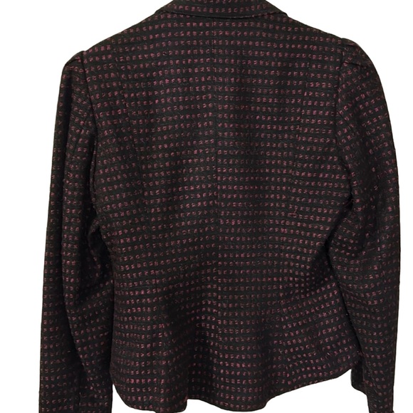 Cute short blazer with an asymmetrical look. Shorter in the front than the back. - Picture 2 of 5